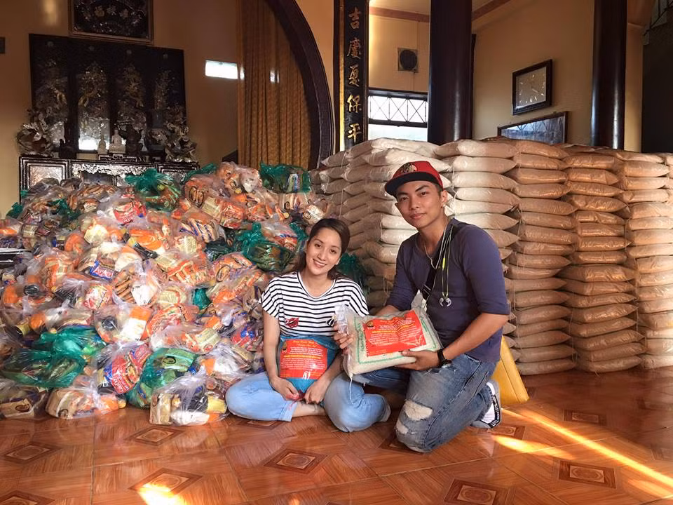 Khánh Thi cùng Phan Hiển lần đầu chụp hình "nghiêm túc" kèm dòng trạng thái "Đi từ thiện xong giờ về chuẩn bị tất niên cho câu lạc bộ".