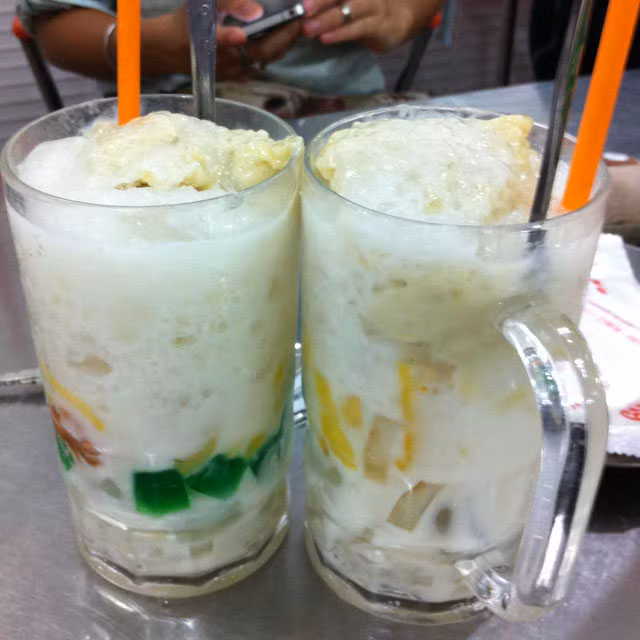 Chè Thái Sài Gòn đựng trong ly.