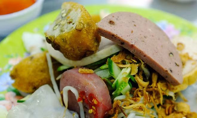 Bánh cuốn Sài Gòn với vô cùng nhiều loại "topping" bên trên.
