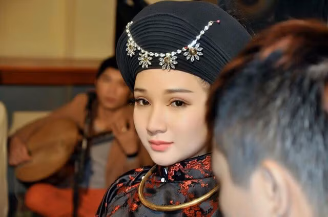1. Dương Trà My (1993) Cô được mệnh danh là “ cô đồng xinh đẹp nhất Việt Nam”, Dương Trà My khiến nhiều người không khỏi choáng ngợp trước nhan sắc vẹn tròn, phúc hậu, ngời sáng của cô. Ngoài kinh doanh mĩ phẩm online, cô gái Hà thành còn làm những công việc liên quan tới tâm linh tục thờ tứ phủ từ khi mới 18 tuổi cho đến nay. Trong cuộc sống đời thường, Trà My là một cô nàng 9x xinh đẹp, trẻ trung và năng động như bao cô gái khác, cô bắt đầu kinh doanh mỹ phẩm từ năm 17 tuổi và khá thành công trong lĩnh vực này.