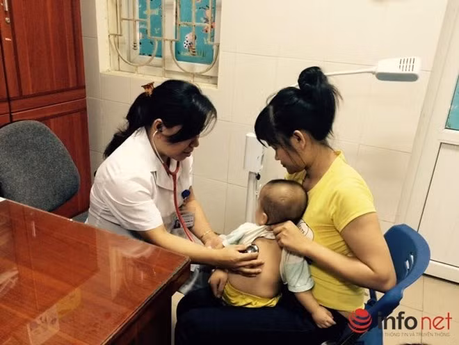 Sai lầm bố mẹ nào cũng mắc khiến con viêm phổi nặng Sai lam bo me nao cung mac khien con viem phoi nang