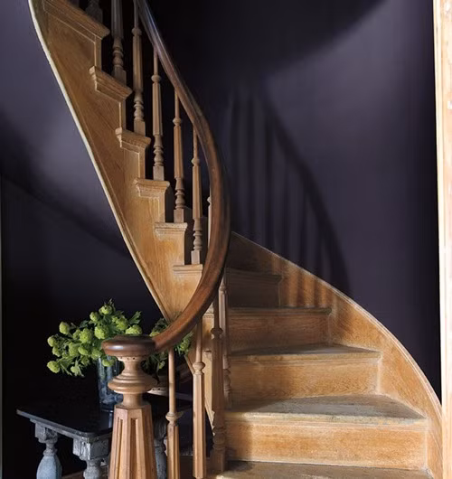 Màu shadow (Đen phấn mắt) Màu shadow mang lại cảm xúc mạnh, năng động và rất hợp cho một năm mới sắp đến. Màu này sẽ kéo bạn ra khỏi cảm giác bình lặng và cho bạn cảm giác muốn "dấn thân" nhiều hơn.