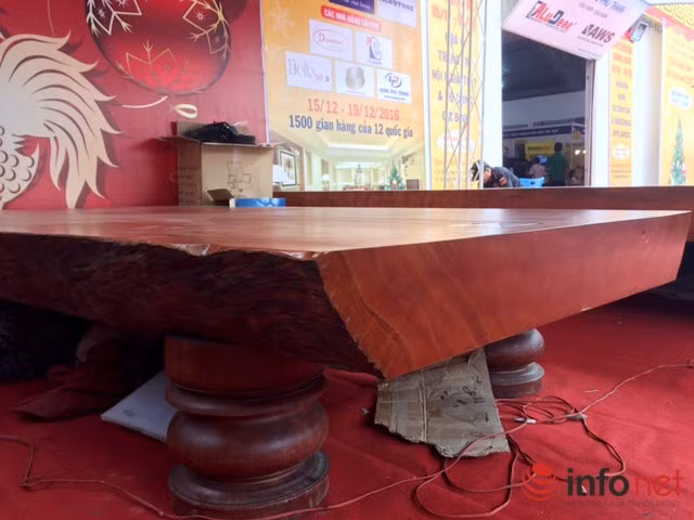 có chiều dài 3 mét, rộng 1,7 mét và dầy 20cm.