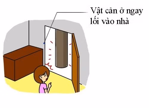 2. Vật cản ở ngay lối vào nhà: Nếu bạn nhìn thấy một vật cản lớn như cột đèn, cây cổ thụ hay bất cứ thứ gì cản trở ngay trước lối vào nhà thì bạn cần phải tìm cách khắc phục nhanh. Vì thế có vật cản ở ngay lối vào, điều đó cho thấy ngôi nhà của bạn đang rơi vào trạng thái phải tiếp nhận nguồn năng lượng tiêu cực tiến vào bên trong một cách đột ngột, gây ra môi trường xấu. Nó ảnh hưởng đến tài vận và hòa khí trong gia đình. Lời khuyên: Bạn hãy đặt một chậu cây xanh khỏe mạnh ở ngay gần lối vào nhà để giảm thiểu năng lượng tiêu cực đang kéo vào nhà.