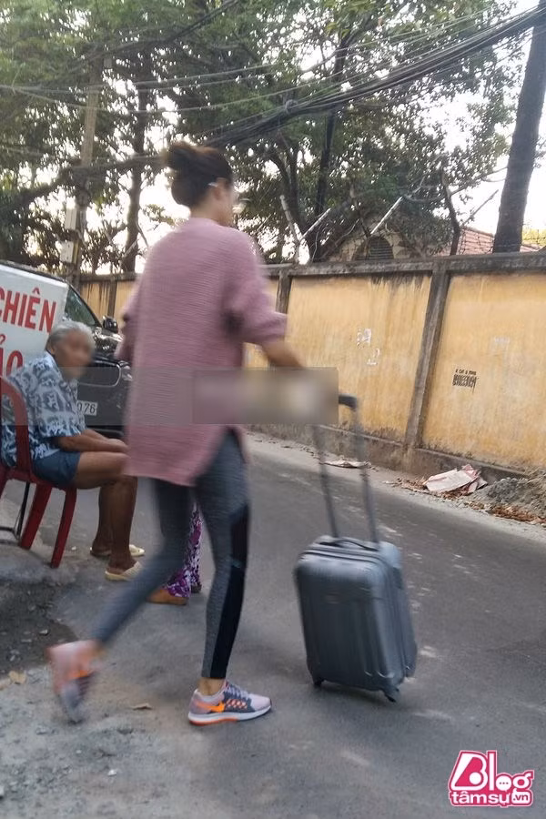 Vừa về đến nhà, Phạm Hương đã thay quần áo giản dị, gọn gàng và lục đục xách vali để di chuyển tiếp.