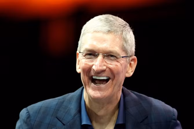 CEO của Apple là Tim Cook nhận 2 triệu USD tiền lương và 8 triệu USD tiền cổ phiếu thưởng trong năm 2015.
