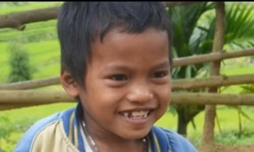 Cậu bé Đinh Nôkia.