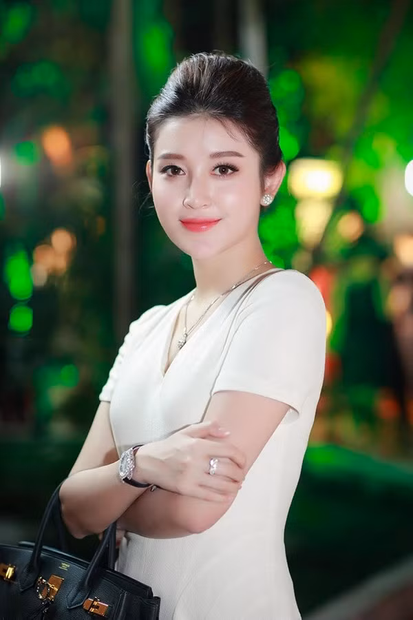 Cô luôn xuất hiện với những món kim cương sang trọng, quyền quý.