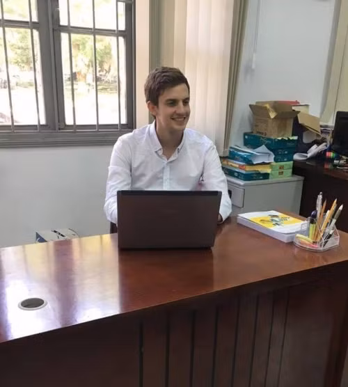 Danh tính của thầy giáo điển trai này cũng được nhiều người tìm thấy. Được biết, thầy giáo này có tên Luke Holmes, sinh năm 1991, hiện đang là giảng viên tiếng Anh tại Học viện Ngân hàng, ngoài ra thầy còn tham gia giảng dạy tại Học viện Ngoại giao.