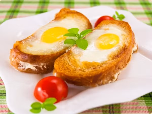 Bỏ quên bữa sáng. Theo chuyên gia, nguy cơ gây ra bệnh sỏi thận do không ăn sáng khá lớn. Điều này là do cơ thể sau khi trải qua một đêm dài nghỉ ngơi, cần bổ sung năng lượng. Túi mật sẽ bài tiết dịch mật vào buổi sáng, chuẩn bị trước cho việc tiêu hóa thức ăn. Nếu không ăn sáng, mật sẽ không có thức ăn để tiêu hóa, dịch mật sẽ ở trong túi mật lâu hơn, thời gian dài như thế, dịch mật sẽ tích tụ trong túi mật và đường ruột, cholesterol từ trong mật tiết ra sẽ dễ hình thành nên sỏi thận.