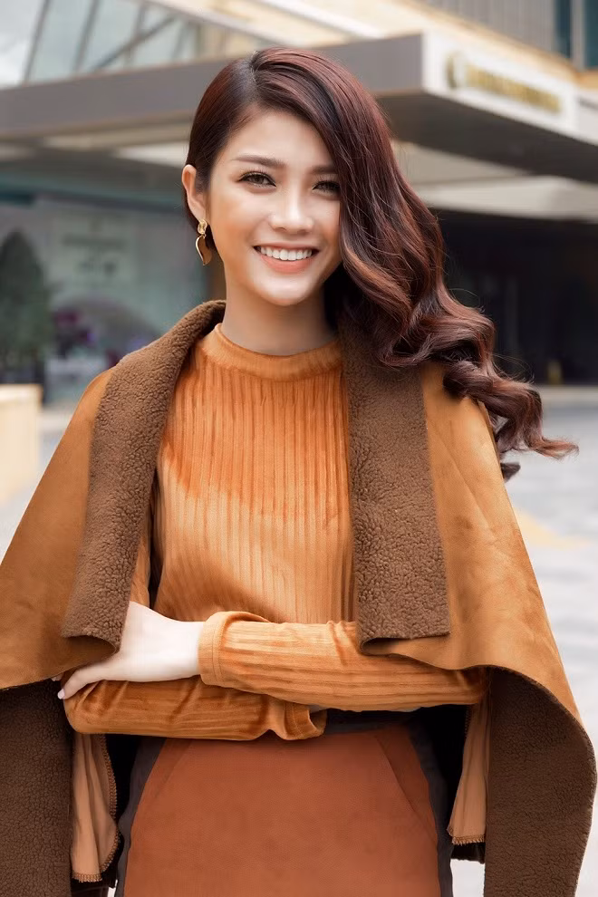 Top 10 hoa hau bien My Duyen mach bi kip mac dep ngay dong