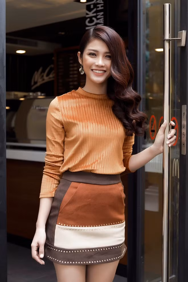 Mới đây, cô nàng xinh đẹp này đã có những lựa chọn không thể hoàn hảo hơn cho những ngày Đông trong các khoảnh khắc mới nhất. Mỹ Duyên xuất hiện với hình ảnh thanh lịch trong tông màu ấm áp và nổi bật cùng tấm da choàng độc đáo ấn tượng.
