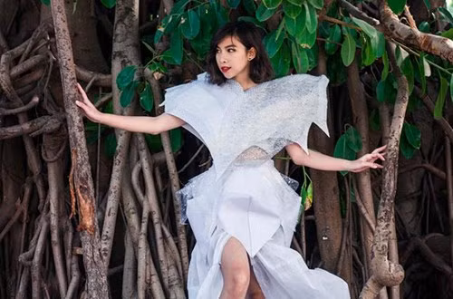 Với chủ đề “Mảnh hồn đại dương”, 6 nhóm thiết kế đã tạo nên những mẫu trang phục từ các chất liệu tái chế giấy, nilon, chai nhựa,… để phản ánh thực trạng “những vết thương rỉ máu” của đại dương.
