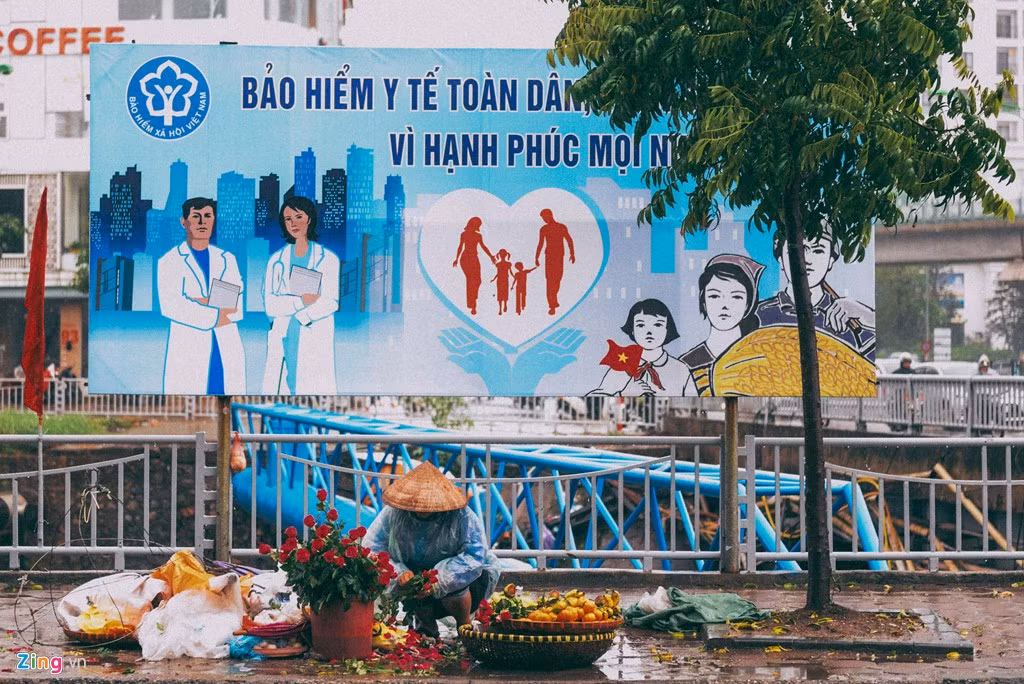 Ngày 12/1 (Rằm tháng Chạp năm Bính Thân), nhiều người tranh thủ nhập thêm hoa cúng để bán nhưng mưa gió khiến họ gặp khó.
