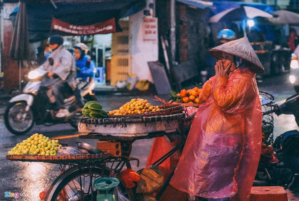 Chị Táo (48 tuổi, nhà ở Gia Lâm) ngày ngày vào trung tâm thủ đô để bán hàng. Người phụ nữ tần tảo kể ngày xưa mẹ chị mang thai mình chỉ nghén mỗi táo nên đặt tên con như vậy. "Mặt khác, các cụ ngày xưa hay đặt tên xấu cho con đỡ khổ. Ai ngờ khổ vẫn hoàn khổ", chị tâm sự.