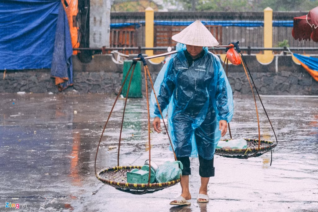 Mưa buốt lạnh khiến quang cảnh chợ Long Biên (quận Ba Đình) trở nên ảm đạm hơn.