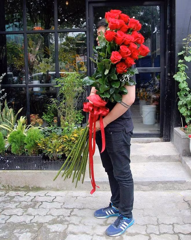 Hoa hong gia nua trieu cao hon nguoi chay hang dip Valentine-Hinh-2