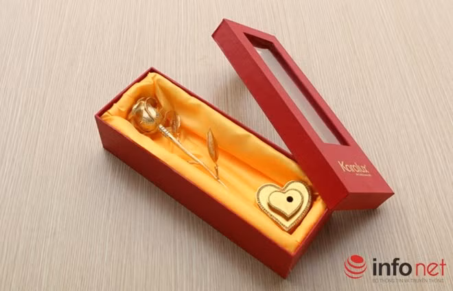 Với 10 cây vàng 24K, 150 viên kim cương cùng nhiều công đoạn nên bông hồng đúc vàng 24K cùng chân đế gắn kim cương có giá khá “choáng” tới 500 triệu đồng. Số tiền này có thể mua được xe ô tô ở một số dòng như: Hyundai Grand, Mitsubishi Mirage, Chevrolet Aveo….