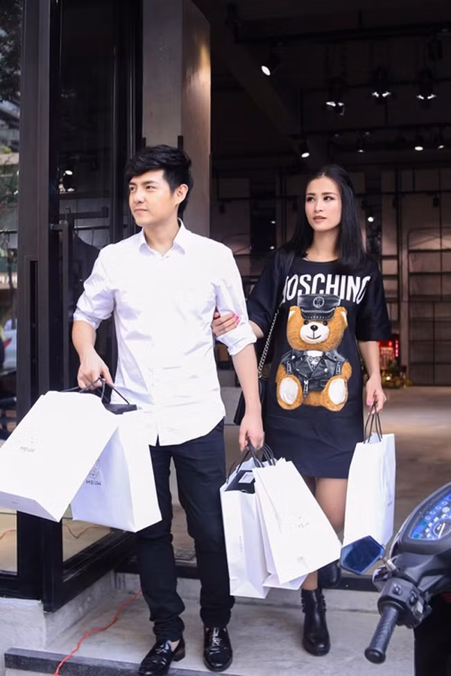 Để chuẩn bị cho liveshow của mình, Đông Nhi cũng không tiếc tiền chi mạnh cho quần áo.