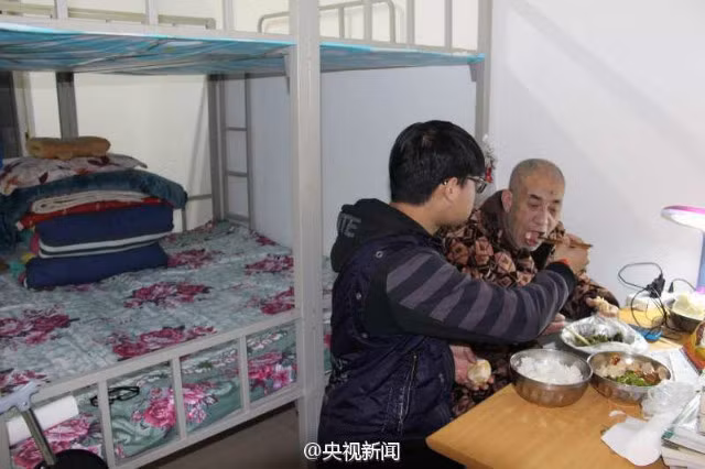 Cảm động cậu sinh viên đưa cha vào kí túc xá trường học để tiện chăm sóc cha.