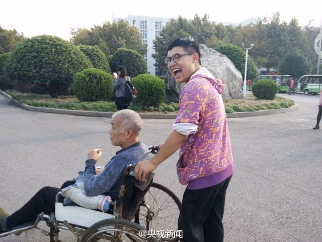 Những lúc rảnh rỗi, cậu sẽ đưa cha đi dạo quanh khuôn viên trường học.