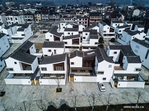 Các căn nhà có thiết kế hiện đại, mang hơi hướng của kiến trúc phương Tây, nhưng vẫn có nhiều nét Á Đông với mái ngói và các khung cửa bằng gỗ.