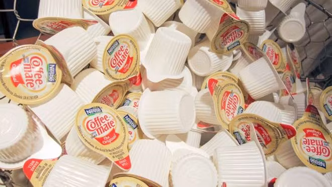 4. Lấy túi đường, sữa, cream ở quán cà phê, quán ăn Đây là những thứ được phục vụ miễn phí tại các quán cà phê hay quán ăn. Tuy nhiên, số tiền tiết kiệm được từ việc bốc vài nắm đường hay sữa, cream mang về nhà dùng chẳng đáng kể, trong khi danh dự và hình ảnh của bạn bị tổn hại.