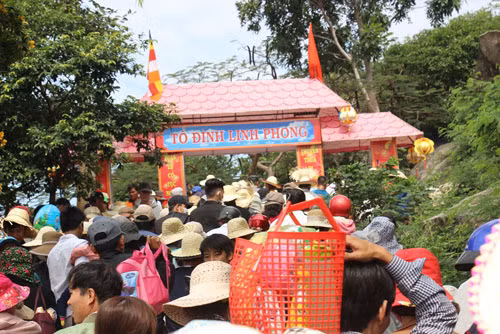 Theo người dân địa phương, chùa ông Núi rất hiển linh nên ngày nào cũng có người đến dâng hương, cầu xin sức khỏe, tài lộc, học hành...