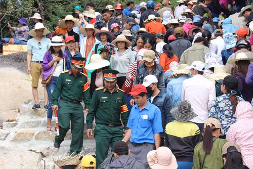 Ông Long cho biết: “Tưởng đi sớm còn ít người ai ngờ người dân đi lễ đông nghịt, nhích từng bước mới lên được đây. Năm nào, đến dịp lễ tôi cũng về dâng hương cầu phúc cho gia đình, người thân của mình”.