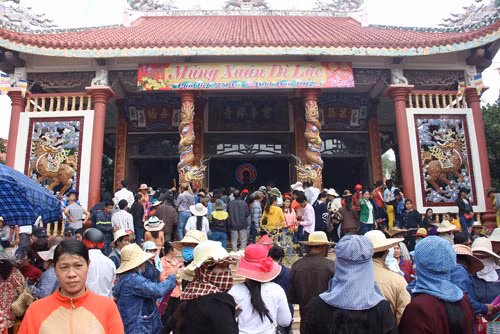 Dòng người ngày càng đông đúc, “nghẹt thở” giữa chùa.