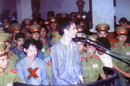 Khánh "trắng" trong phiên tòa xét xử.
