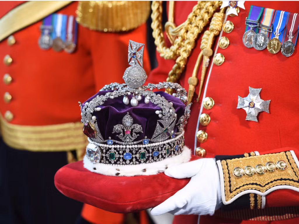 Vương miện Imperial State được gắn 2.868 viên, trong đó có Cullinan - viên kim cương dạng tròn lớn nhất thế giới từng được tìm thấy. Báu vật này được làm lại năm 1837 do khung vương miện không chịu nổi sức nặng của số đá quý gắn thêm.