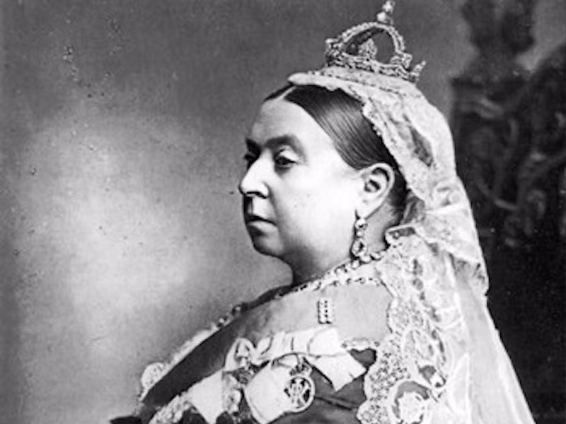 Nữ hoàng Victoria với chiếc vương miện trong một ảnh chụp năm 1887.