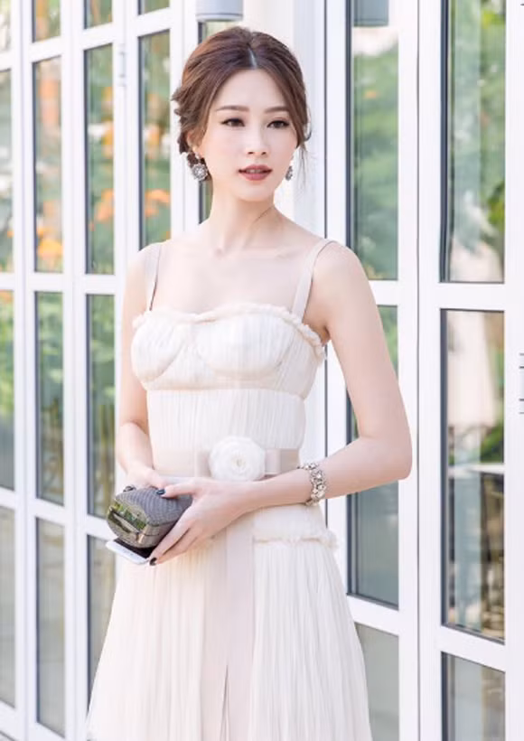 Trong một sự kiện mới đây, Thu Thảo thay đổi phong cách mới mẻ với gu trang điểm son môi thâm. Kết hợp cùng gu trang điểm này, người đẹp diện chiếc váy hai dây có thiết kế tầng lớp, thắt nơ tại eo và cúp ngực. Tuy nhiên, bộ cánh công chúa này đã làm lộ nhược điểm của hoa hậu với vòng một khiêm tốn.