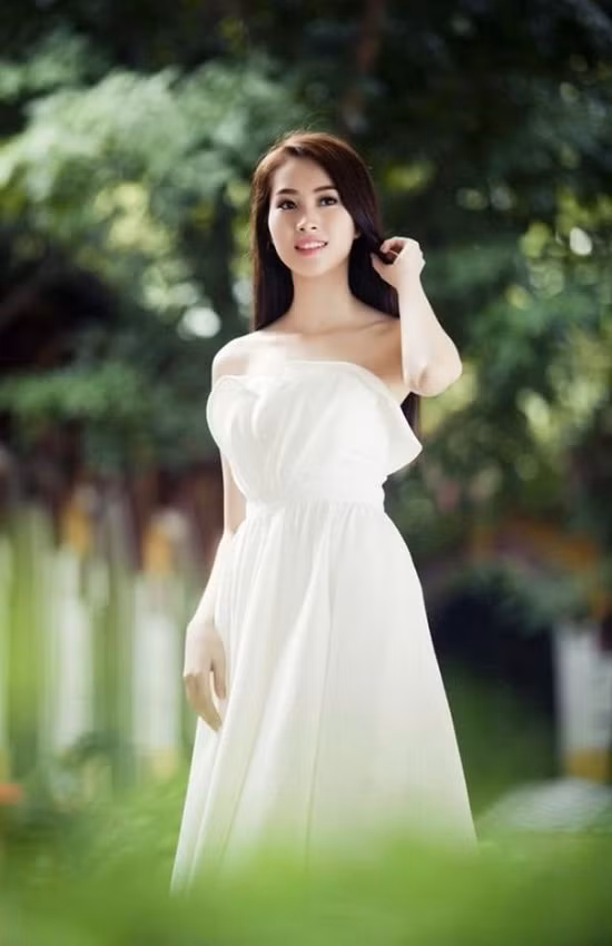 Hoa hậu Việt Nam 2012 - Đặng Thu Thảo sở hữu khuôn mặt thanh tú thánh thiện được mệnh danh là thần tiên tỉ tỉ bởi dù không trang điểm cô vẫn hớp hồn người đối diện. Hoa hậu Đặng Thu Thảo cũng được mệnh danh là "Hoa hậu của các hoa hậu" với lối sống không scandal, nhan sắc xinh đẹp tự nhiên. Tuy nhiên cô nàng lại gặp hạn chế ở thể hình với khuyết điểm là vòng 1 khiêm tốn và chân cong. Ít ai biết rằng Thu Thảo có một đôi chân cong kém xinh. Điều này lộ khá rõ mỗi khi Thu Thảo xuất hiện trong những bộ váy ngắn hoặc bikini.