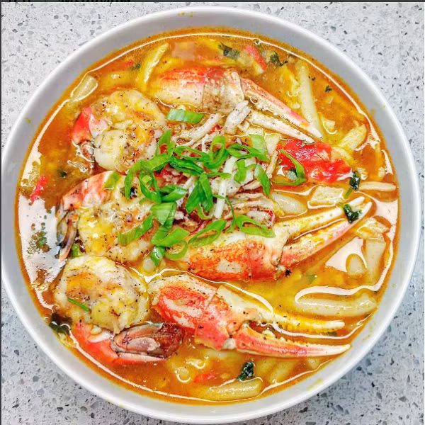 Bánh canh tôm cua với nước dùng sánh mịn. Chỉ nhìn thấy thôi là dạ dày bắt đầu thấy kích thích !