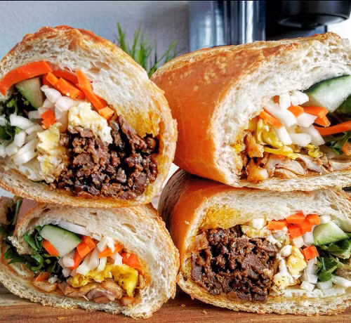 Bánh mì - món ăn đường phố nổi tiếng thế giới của Việt Nam.