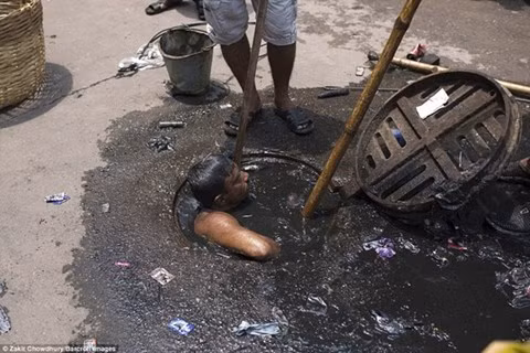 Người đàn ông trong hình là công nhân của Tổng công ty thành phố Dhaka, chuyên dọn dẹp xử lý hệ thống thoát nước trong khu vực 14 triệu dân sinh sống.