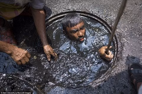 Dhaka thường xuyên bị ảnh hưởng bởi các cơn mưa lớn, hệ thống thoát nước cũ kỹ đã xuống cấp khiến thành phố hay bị ngập úng.