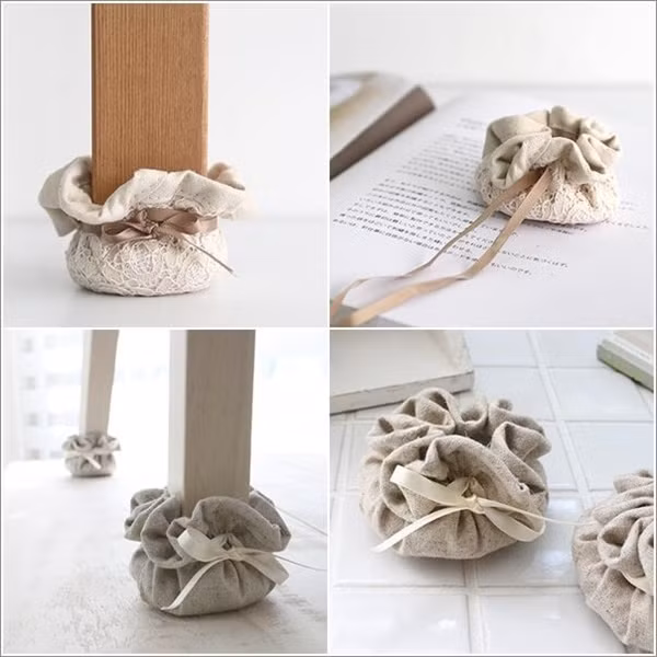 Túi vải bọc chân bàn cũng có thể làm thêm dây ruy băng hoặc dây vải nhỏ tạo độ nhún, như những món quà nhỏ xinh bọc dưới chân bàn ghế, giúp cho góc nhỏ trong ngôi nhà luôn đáng yêu và đáng nhìn.