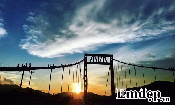 Đến Krông Bông bạn cũng đừng quên thưởng thức món cơm lam gà nương , cùng bánh canh gạo đỏ. “Cơm lam gà nương ở đây rất ngon, gạo nếp nương dẻo quyện với hương vị thơm ngon của thịt gà, còn bánh canh gạo đỏ ở đây cũng có hương vị rất riêng.”Cảnh vật ở Krông Bông tuyệt đẹp vô cùng, nhưng khí hậu nơi đây cực kỳ khắc nghiệt. Có lúc trời đang nắng chang chang nhưng chỉ vài phút sau là mưa lớn sầm sập. Ban ngày nắng gắt nhưng về đêm lại lạnh cắt da.