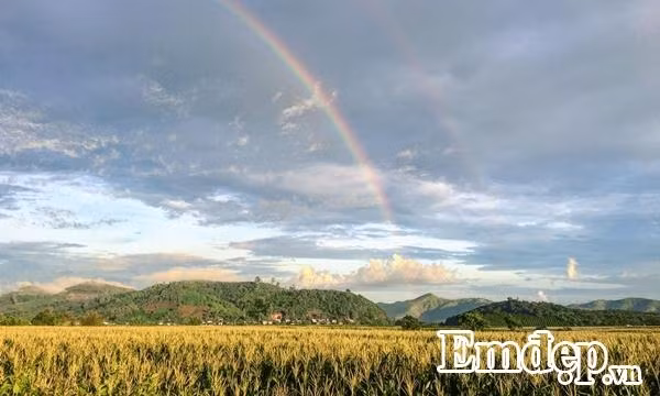Cầu vồng đôi tuyệt đẹp trên bầu trời.