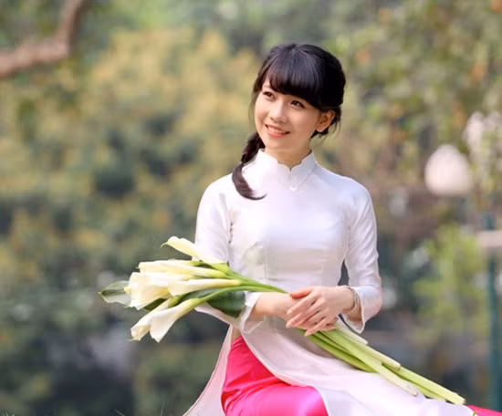 Trang Kat Được biết đến với danh hiệu Á khôi Miss Ngoại Giao, Trang Kat tên thật là Nguyễn Minh Trang thu hút mọi người bởi vẻ ngoài trong sáng cùng nụ cười "tỏa nắng". Với tính cách hòa đồng, cùng cách ứng xử thông minh cô bạn dễ dàng chiếm được cảm tình của người đối diện. Trang Kat từng là thành viên ban tổ chức Prom – The Crown và ban tổ chức Orchideous Dance của Học viện Ngoại Giao, bên cạnh đó cô bạn còn rất thích tham gia tình nguyện.