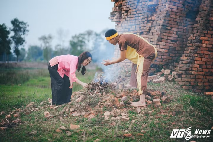 Cảm động trước chuyện tình yêu trong tác phẩm của Nam Cao, cặp đôi Nguyễn Huân – Trần Thảo đã quyết định thực hiện những bức ảnh độc đáo.