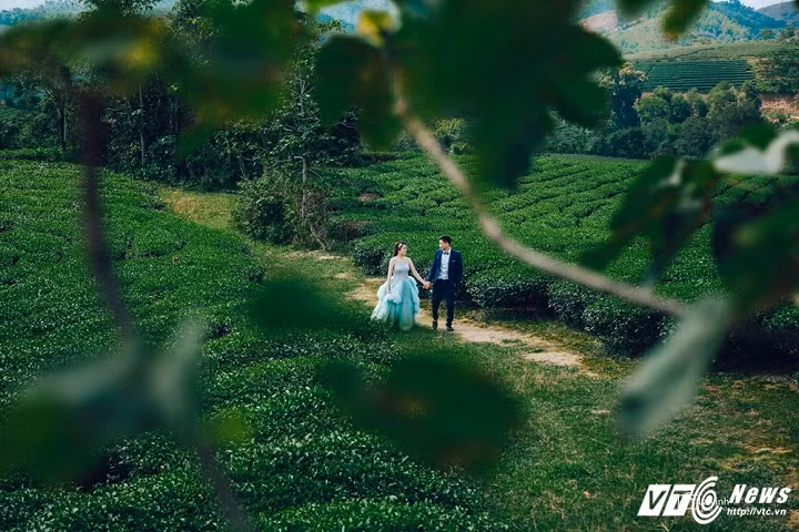 Nhiếp ảnh gia La Vĩnh chia sẻ: “Để thực hiện những bức hình ấn tượng nhất cho cặp uyên ương, cả êkip đã không quản ngại đường xa, đến một số nơi nổi tiếng và tận dụng lò gạch gần nhà để thực hiện bộ ảnh cưới”.
