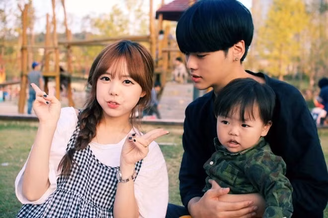 Hong Young Gil cùng chồng và "cậu cả" đi chơi cuối tuần.