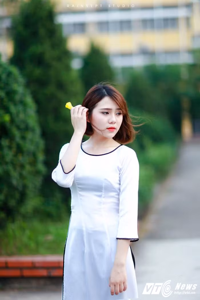 "Từ lúc học cấp I, ông nội là người truyền cảm hứng ca hát cho mình. Cũng từ đó, mình mới phát hiện ra năng khiếu ca hát”, cô bộc bạch. Thần tượng của Bạch Diệp là nam ca sĩ Tuấn Hưng. Chính giọng hát truyền cảm và cách thể hiện phóng khoáng của Tuấn Hưng đã khiến cô bạn rất mến mộ.
