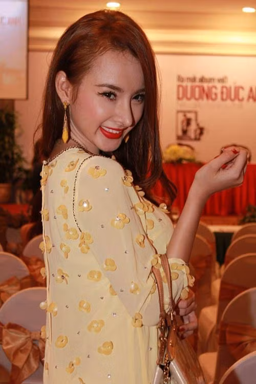Angela Phương Trinh bất ngờ xuất hiện với chiếc mũi quá dài và quá cao khiến nhiều fan "hết hồn".
