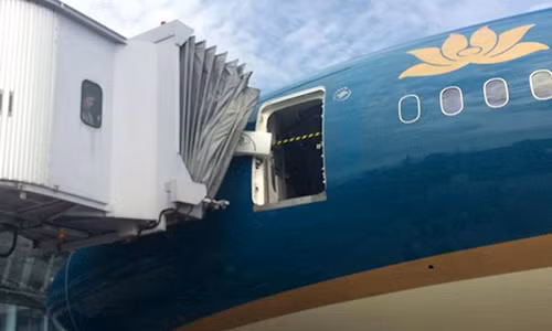 Phần cửa máy bay và mái ống lồng bị hư hỏng sau cú va chạm. Ảnh: CTV