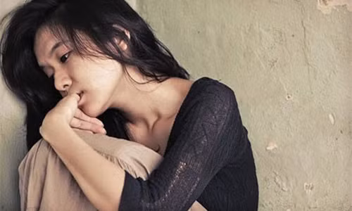 Cuối cùng khi nghe người ta đồn thổi không hay ho về mình, ấm ức vì bị oan nên Hoài đã quyết định đổi số, chia tay với Bình ( Ảnh minh họa).
